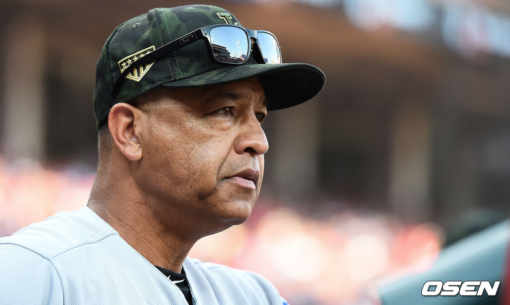 9회초 패색이 짙어지자 어두운 표정으로 경기를 지켜보고 있다./ soul1014@osen.co.kr