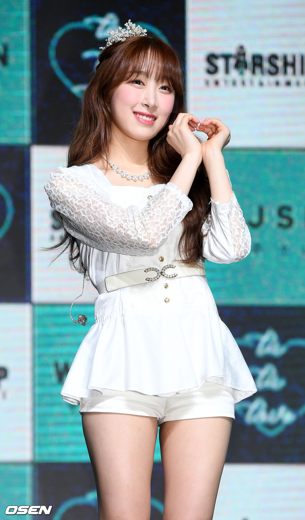 8일 오후 서울시 광진구 광장동 예스 24 라이브홀서 진행된 걸그룹 우주소녀의 새 미니앨범 'WJ STAY' 컴백 쇼케이스에서 우주소녀의 수빈이 무대 위에서 포토타임을 갖고 있다./ rumi@osen.co.kr