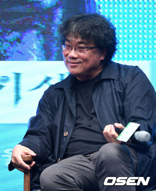 4월 22일 오전 서울 중구 웨스틴조선호텔에서 영화 ‘기생충’ 제작보고회가 열렸다. 봉준호 감독이 취재진의 질문을 듣고 있다. /sunday@osen.co.kr