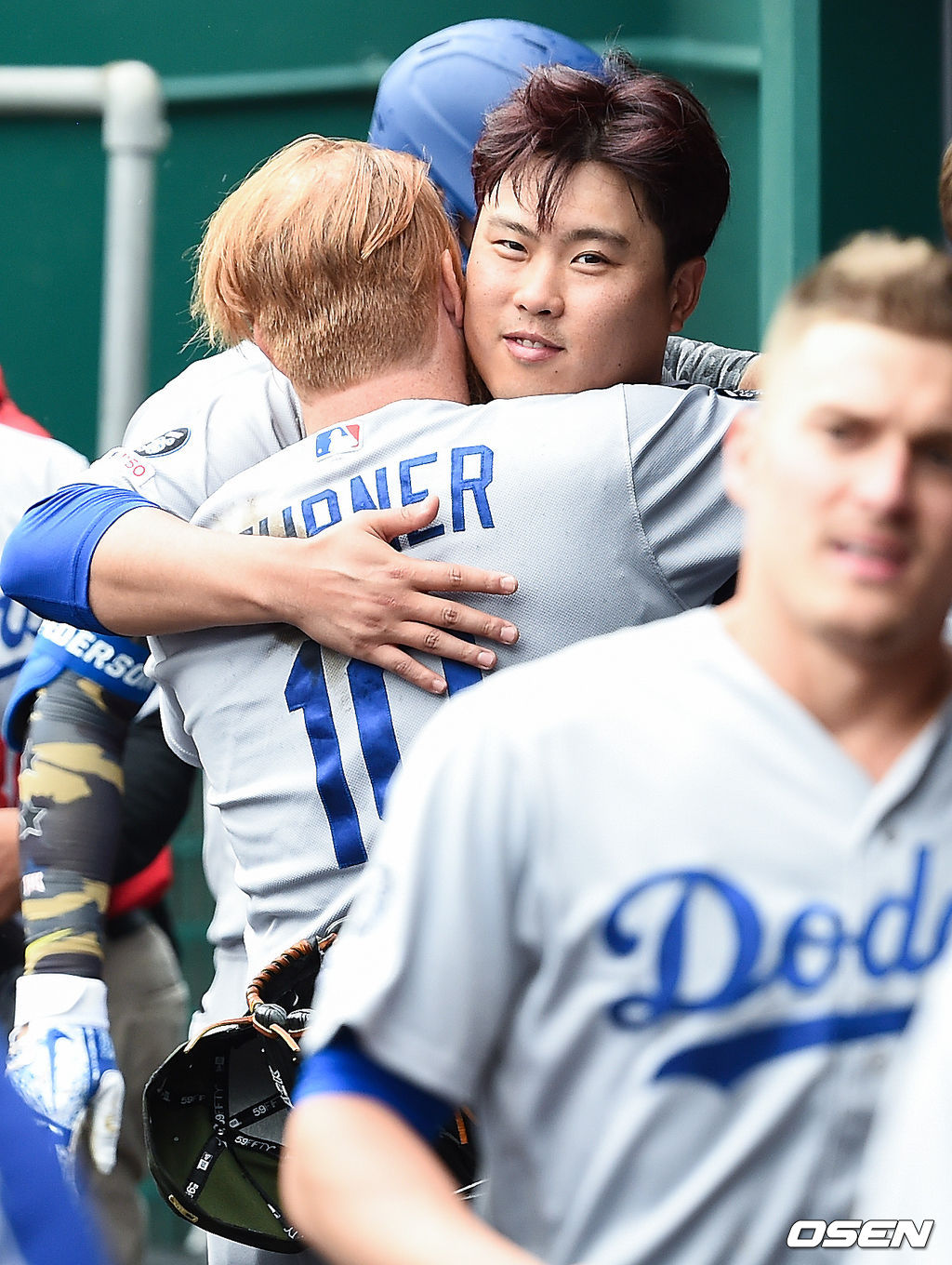 8회초 타석에서 교체된 류현진이 터너와 포옹을 하고 있다 / soul1014@osen.co.kr