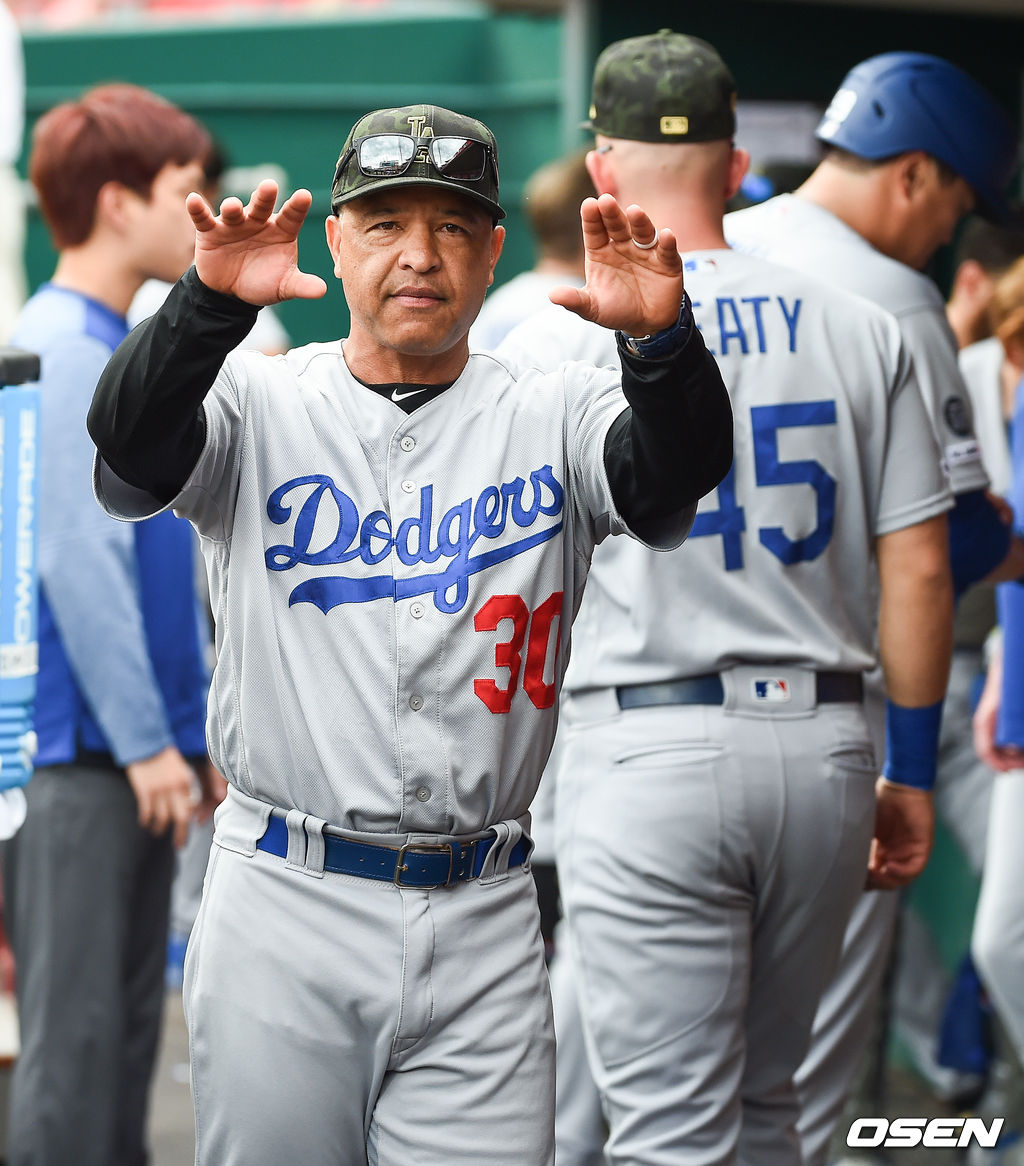 5회초 류현진의 타석을 앞두고 다저스 로버츠 감독이 카메라를 향해 장난을 치고 있다. / soul1014@osen.co.kr