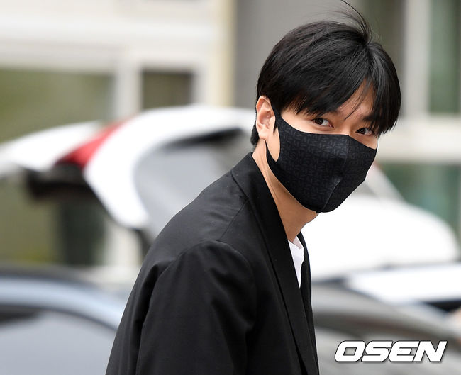 소집해제를 앞둔 배우 이민호가 25일 오전 사회복무요원으로 출근했던 서울 강남구 수서종합사회복지관에 마지막 출근을 하고 있다. 이민호는 선복무 제도에 따라  2017년 5월부터 서울 강남구청에서 사회복무요원으로 근무했다. 그리고 지난해 논산훈련소에서 4주간 기초군사훈련을 받고 다시 강남구청으로 복귀, 수서종합사회복지관에서 복무를 이어왔다. 소집해제를 앞둔 배우 이민호가 마지막 출근을 하면서 팬들에게 인사를 하고 있다./sunday@osen.co.kr