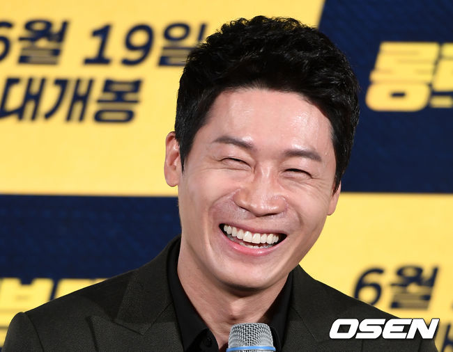 OSEN=이대선 기자] 20일 오전 서울 메가박스 동대문에서 영화 ‘롱 리브 더 킹: 목포 영웅’ 제작보고회가 열렸다.  배우 진선규가 취재진의 질문에 미소를 짓고 있다. /sunday@osen.co.kr