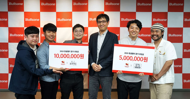 왼쪽부터 최우수팀 ‘동편백오’ 3인, 불스원 마케팅본부장 서훈석 이사, 우수팀 ‘명백한 놈들’ 2인.
