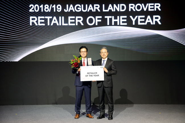 ‘리테일러 오브 더 이어’에 선정된 선진모터스(대표 장인우, 왼쪽)와 재규어랜드로버코리아 백정현 대표.