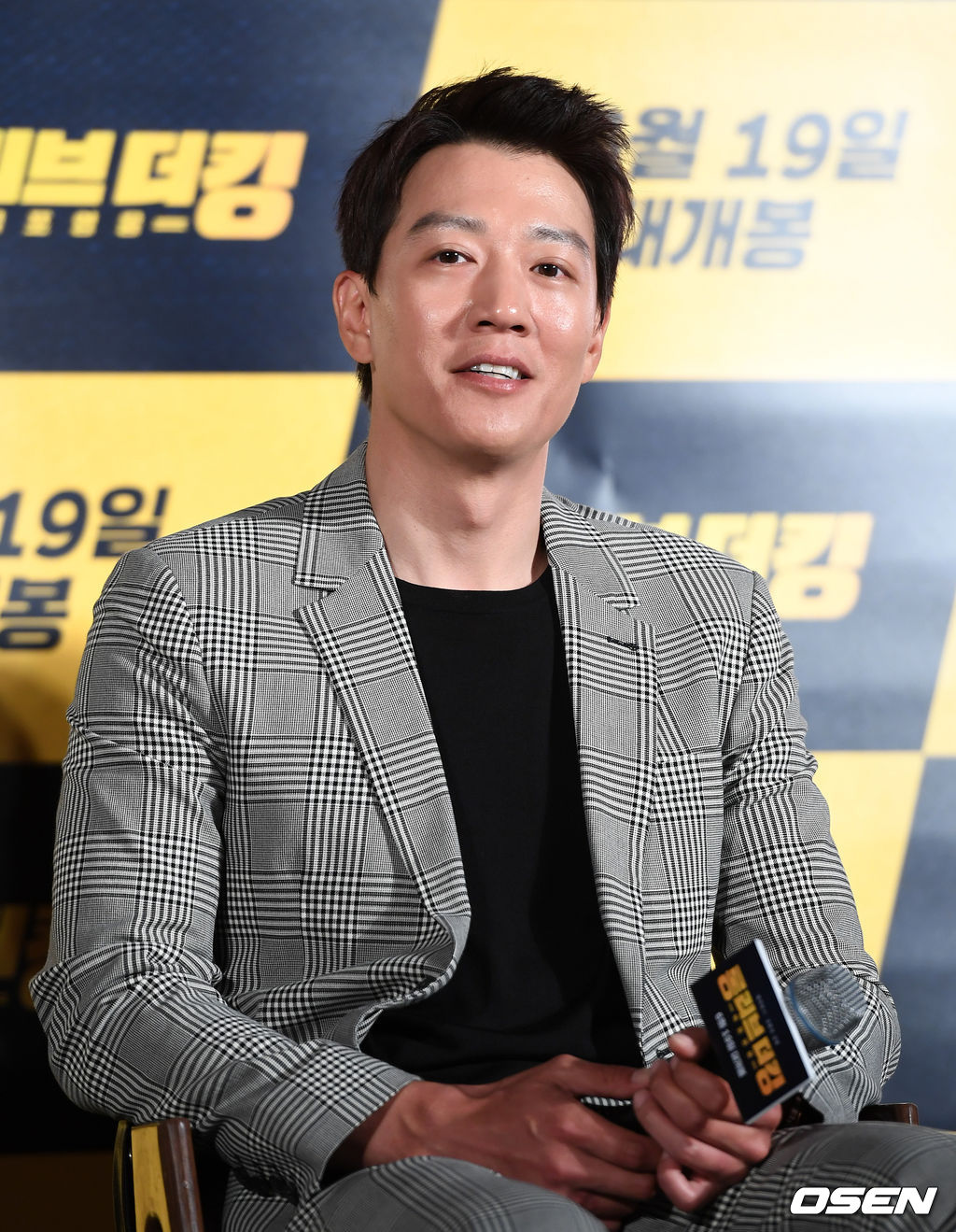 20일 오전 서울 메가박스 동대문에서 영화 ‘롱 리브 더 킹: 목포 영웅’ 제작보고회가 열렸다. 배우 김래원이 취재진의 질문을 듣고 있다. /sunday@osen.co.kr