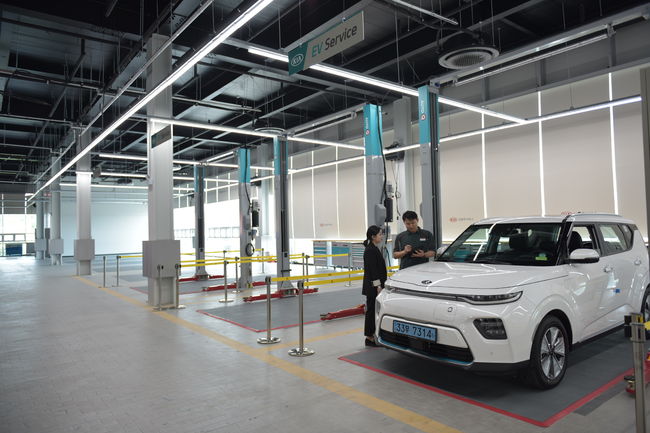 기아자동차의 전기차 전용 정비 작업장.