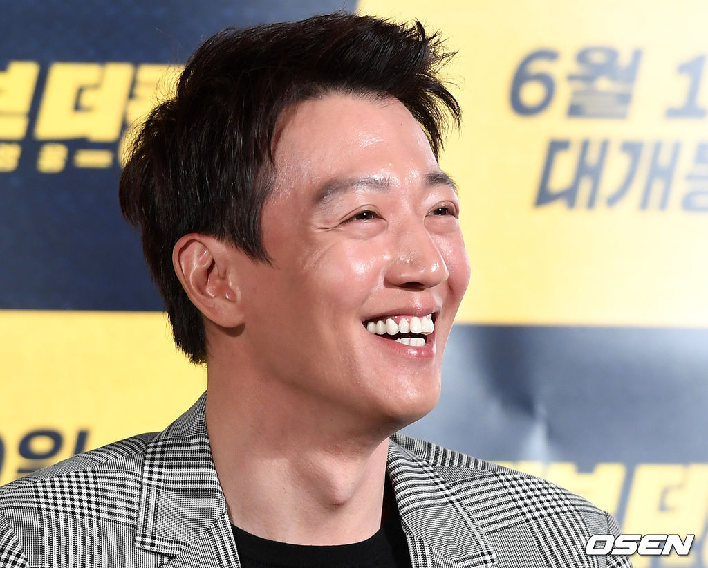 20일 오전 서울 메가박스 동대문에서 영화 ‘롱 리브 더 킹: 목포 영웅’ 제작보고회가 열렸다. 배우 김래원이 포토타임을 갖고 있다. /sunday@osen.co.kr