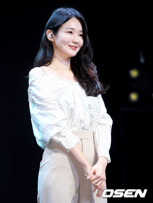 가수 강민경이 포토타임을 갖고 있다. / eastsea@osen.co.kr