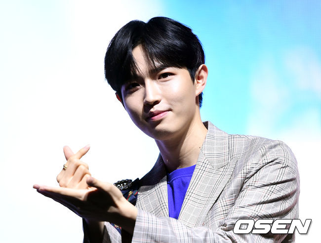 20일 오후 서울 광진구 예스24라이브홀 가수 김재환의 데뷔 앨범 ‘Another(어나더)’ 발매기념 쇼케이스가 열렸다.가수 김재환이 포토타임을 갖고 있다. /sunday@osen.co.kr