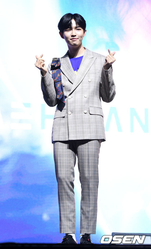 20일 오후 서울 광진구 예스24라이브홀 가수 김재환의 데뷔 앨범 ‘Another(어나더)’ 발매기념 쇼케이스가 열렸다.가수 김재환이 포토타임을 갖고 있다. /sunday@osen.co.kr