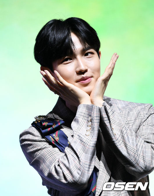 20일 오후 서울 광진구 예스24라이브홀 가수 김재환의 데뷔 앨범 ‘Another(어나더)’ 발매기념 쇼케이스가 열렸다.가수 김재환이 포토타임을 갖고 있다. /sunday@osen.co.kr