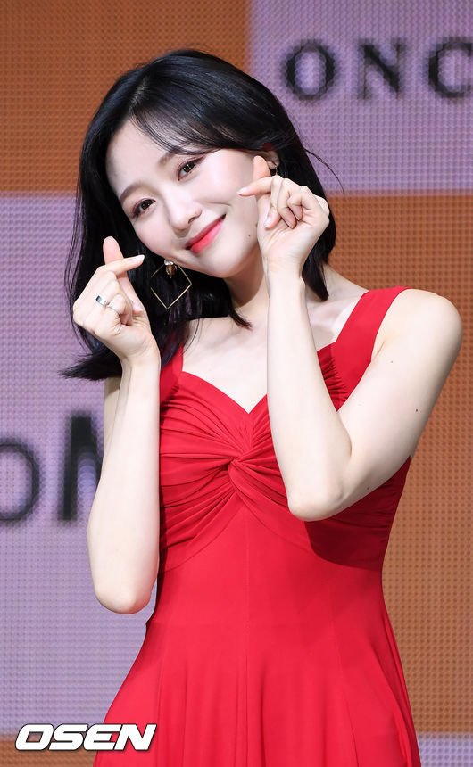 러블리즈 류수정이 무대 위에서 포토타임을 갖고 있다./rumi@osen.co.kr