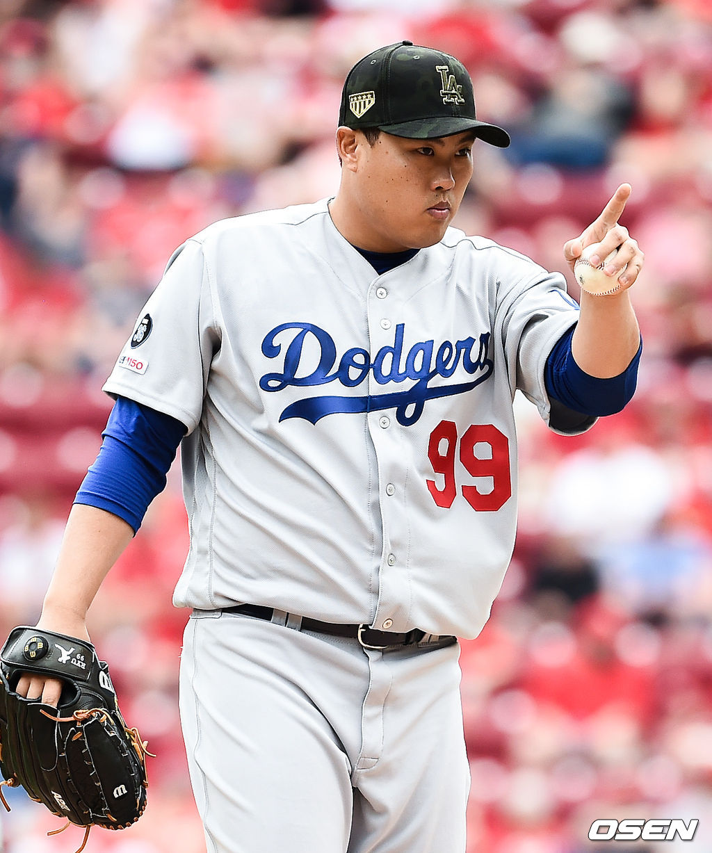 1회말 다저스 선발투수 류현진이 연습구에 앞서 마틴을 향해 손짓하고 있다./   soul1014@osen.co.kr