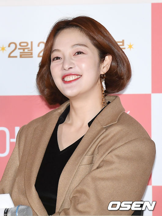 배우 황보라가 18일 오후 서울 용산 아이파크몰 용산CGV에서 열린 영화 '어쩌다 결혼' 언론시사회에 참석해 질문을 듣고 있다. / youngrae@osen.co.kr