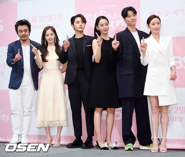 무대 위에서 김인권, 김보미, 김명수 (인피니트 엘), 이동건, 도지원이 입장하며 포즈를 취하고 있다. /rumi@osen.co.kr