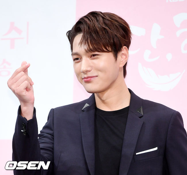 김명수(인피니트 엘), 신혜선이 무대 위에서 포즈를 취하고 있다./rumi@osen.co.kr