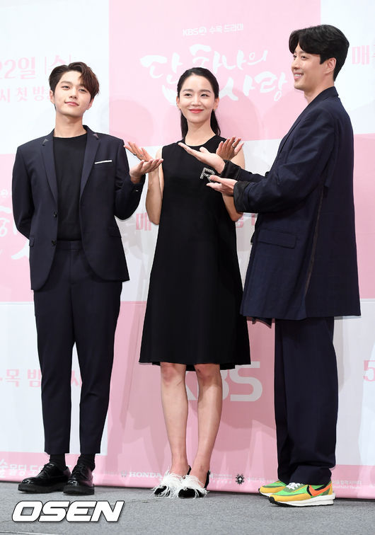 김명수(인피니트 엘)가, 신혜선, 이동건이 무대 위에서 포즈를 취하고 있다./rumi@osen.co.kr