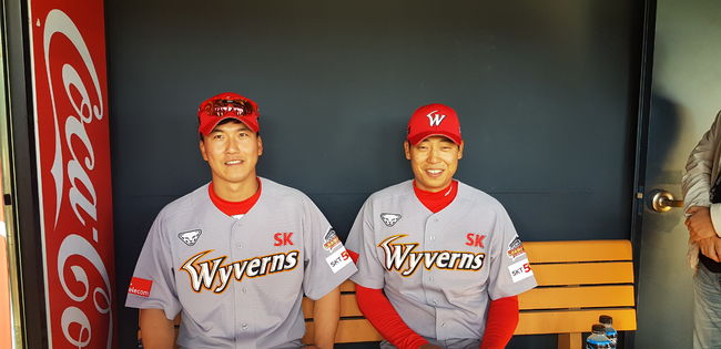 SK로 트레이드된 정현-오준혁(오른쪽)