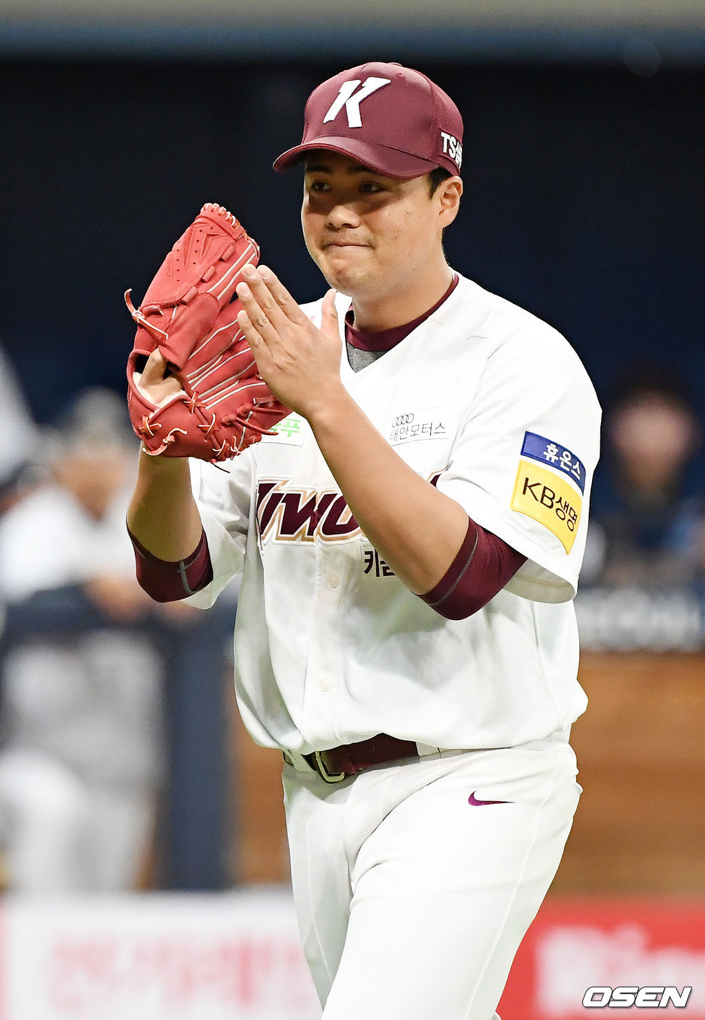 1회초 1사 주자 만루 NC 손시헌 타석에서 넥센 선발 조영건이 강판당한 후 마운드에 오른 이영준이 손시헌을 3루수 앞 병살타로 처리 한 후 박수를 치고 있다./rumi@osen.co.kr