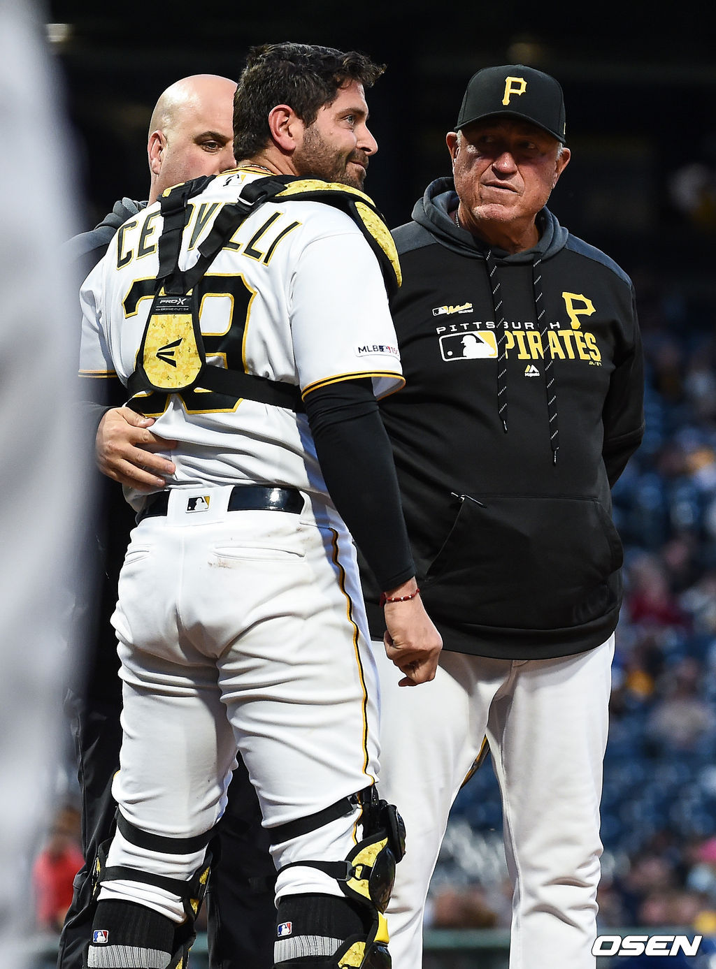 5회말 피츠버그 서벨리 포수가 파울타구에 맞은뒤 고통스러워하고 있다. / soul1014@osen.co.kr