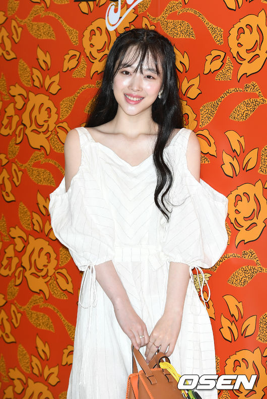 23일 오후 서울 강남구 현대백화점 무역센터점에서 스페인 가죽 명가 브랜드의 런칭 이벤트가 열렸다.가수 겸 배우 설리가 포토타임을 갖고 있다. /sunday@osen.co.kr