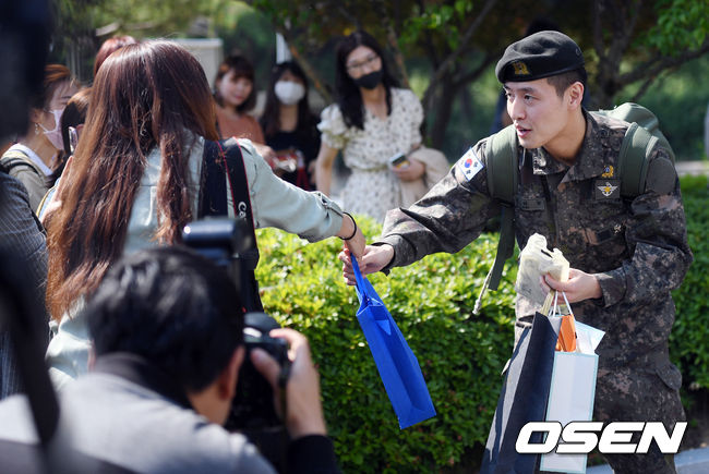 23일 오전 배우 강하늘이 대전 계룡대 근무 지원단 육군 헌병대에서 전역했다.  배우 강하늘이 팬들의 선물에 고마움을 표하고 있다. / eastsea@osen.co.kr