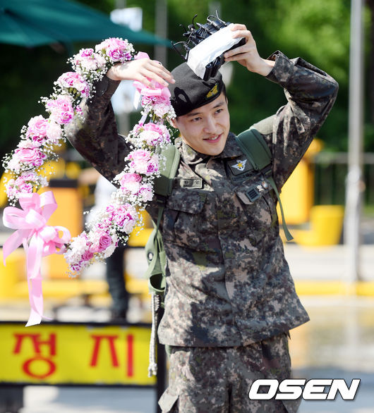 23일 오전 배우 강하늘이 대전 계룡대 근무 지원단 육군 헌병대에서 전역했다.배우 강하늘이 기다려준 팬들에게 고마움의 하트를 날리고 있다. / eastsea@osen.co.kr