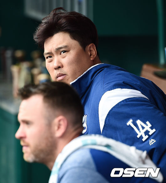 8회초 교체된 류현진이 경기를 지켜보고 있다. / soul1014@osen.co.kr