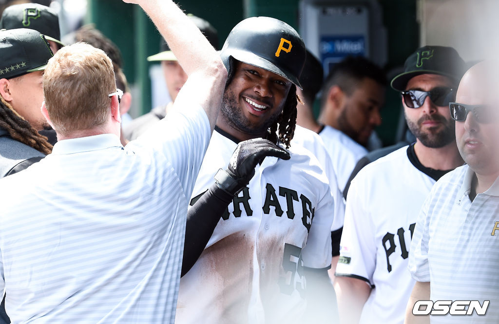7회말 피츠버그 선두타자 조쉬 벨이 솔로홈런을 날린뒤 동료들의 축하를 받고 있다 / soul1014@osen.co.kr