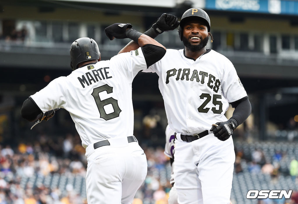 1회말 1사 2루 피츠버그 폴랑코가 선취 2점 홈런을 날리고 2루 주자 마르테와 하이파이브를 하고 있다./  soul1014@osen.co.kr