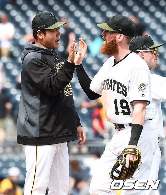 경기종료 후 강정호가 콜린 모란과 하이파이브를 하고 있다 /  soul1014@osen.co.kr