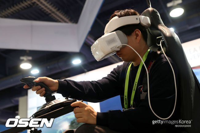 [사진] 2019 CES(국제전자제품박람회)에서 VR게임을 즐기고 있는 관람객. /ⓒGettyimages(무단전재 및 재배포 금지)