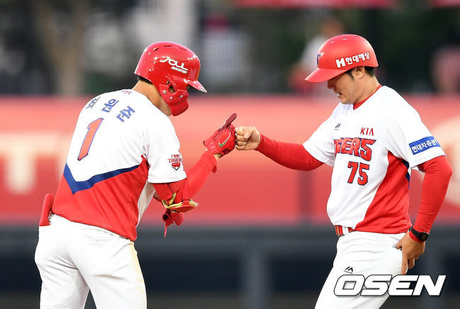 24일 오후 광주기아챔피언스필드에서 ‘2019년 신한은행 마이카 KBO리그’ KIA 타이거즈와 kt wiz의 경기가 열렸다.2회말 1사 2루에서 KIA 최원준이 좌전 적시타를 치고 김민우 코치와 하이파이브를 하고 있다. /sunday@osen.co.kr