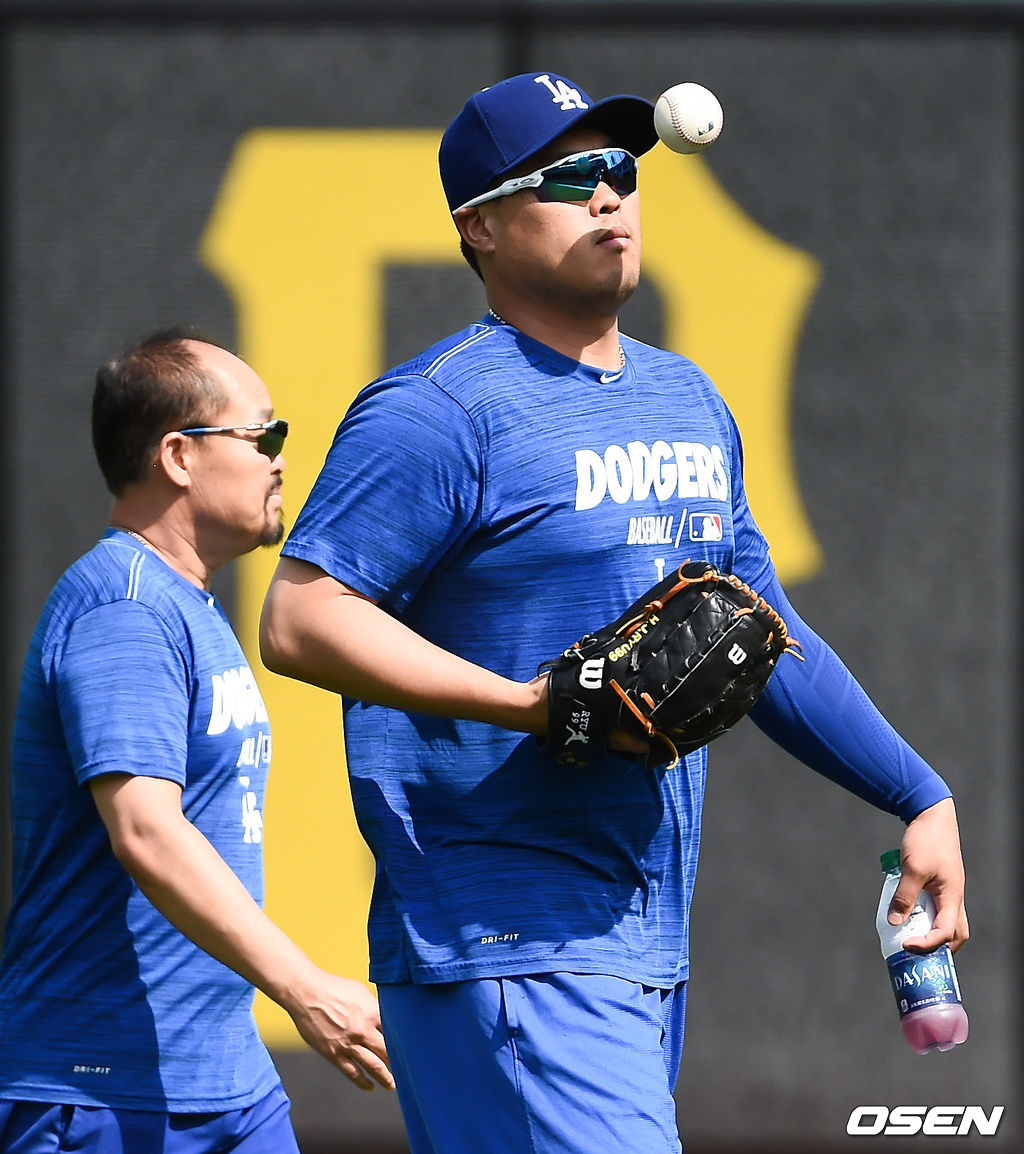경기에 앞서 선발등판 하루 앞둔 류현진이 훈련을 위해 이동하고 있다  / soul1014@osen.co.kr