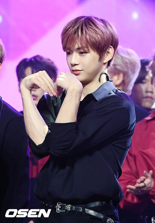 5일 오후 경기도 고양시 일산서구 장항동 MBC일산드림센터에서 열린 MBC뮤직 생방송 '쇼 챔피언'에서 그룹 워너원이 멋진 무대를 펼치고 있다.