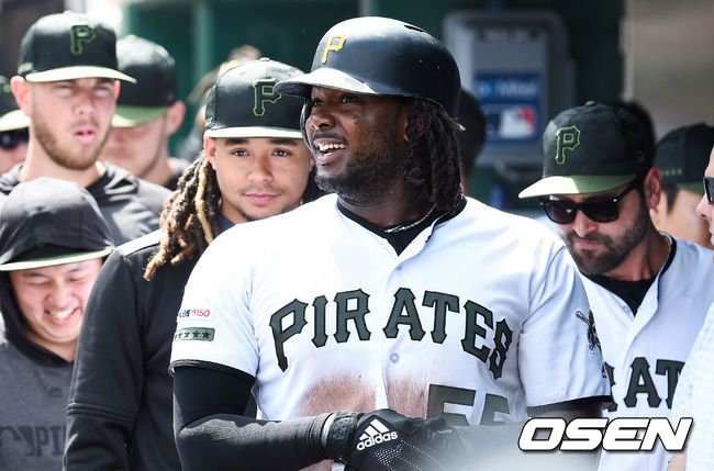 7회말 피츠버그 선두타자 조쉬 벨이 솔로홈런을 날린뒤 미소 짓고 있다. /  soul1014@osen.co.kr
