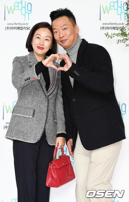 하객으로 참석한 개그맨 김지혜, 박준형 부부가 포토타임을 갖고 있다. / youngrae@osen.co.kr