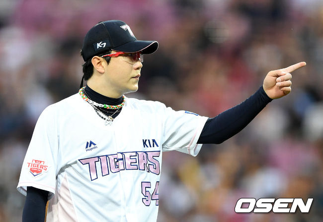 25일 오후 광주기아챔피언스필드에서 ‘2019년 신한은행 마이카 KBO리그’ KIA 타이거즈와 kt wiz의 경기가 열렸다.8회초 2사 만루에서 kt 강백호를 외야플라이로 처리한 KIA 양현종이 환호하고 있다. /sunday@osen.co.kr