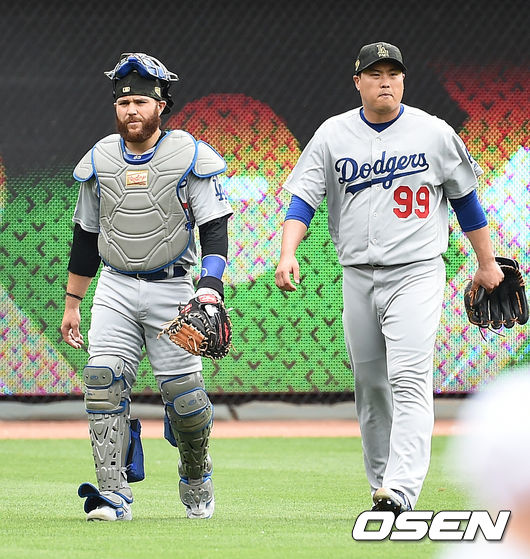 경기에 앞서 마틴 포수와 류현진이 더그아웃으로 이동하고 있다.  soul1014@osen.co.kr