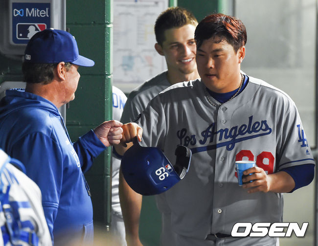 4회초 2사 1루 역전 1타점 적시 2루타를 때려낸 다저스 류현진이 더그아웃에서 허니컷 코치와 주먹을 맞대고 있다./ soul1014@osen.co.kr