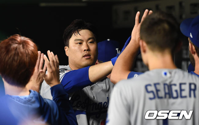 6회초 무사 2루 다저스 류현진이 희생번트를 성공한 뒤 동료들과 기뻐하고 있다./ soul1014@osen.co.kr