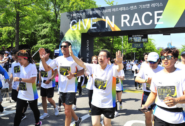 제 4회 메르세데스-벤츠 기브앤레이스10km 코스를 완주한 디미트리스 실라키스 메르세데스-벤츠 사회공헌위원회 의장과 박원순 서울특별시장이 함께 피니시 라인을 통과하고 있다. /메르세데스-벤츠 코리아 제공.