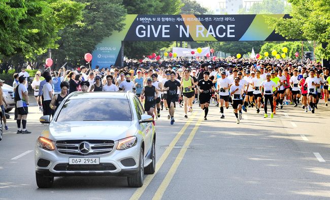 제4회 메르세데스-벤츠 기브앤레이스 참가자들이 리드카인 더 뉴 GLC 350 e 4MATIC을 따라 출발하고 있다.