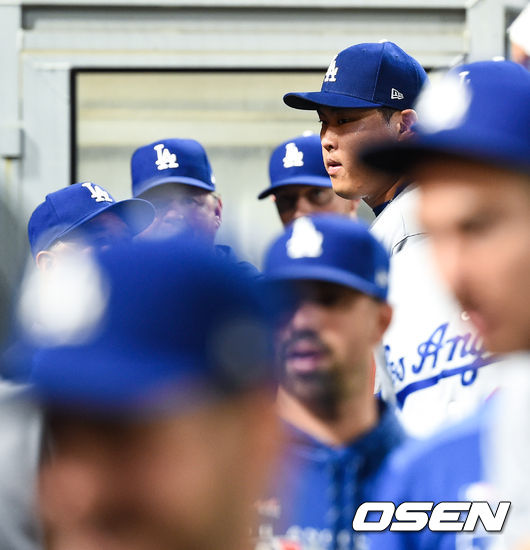 6회말 이닝종료 후 다저스 류현진이 로버츠 감독과 악수를 나누고 있다. / soul1014@osen.co.kr