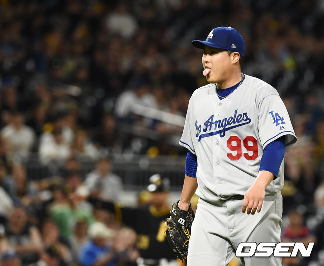 26일(한국시간) 미국 펜실베니아주 피츠버그 PNC 파크에서 ‘2019 메이저리그(MLB)’ 피츠버그 파이어리츠와 LA 다저스의 경기가 펼쳐졌다.올 시즌 9경기에서 6승 1패 평균자책점 1.52를 기록하고 있는 류현진은 피츠버그를 상대로 시즌 7승에 도전한다.6회말 2사 3루 다저스 류현진이 피츠버그 엘모어를 타구를 점프 캐치로 잡아낸 벨린저의 호수비에 미소짓고 있다./ soul1014@osen.co.kr