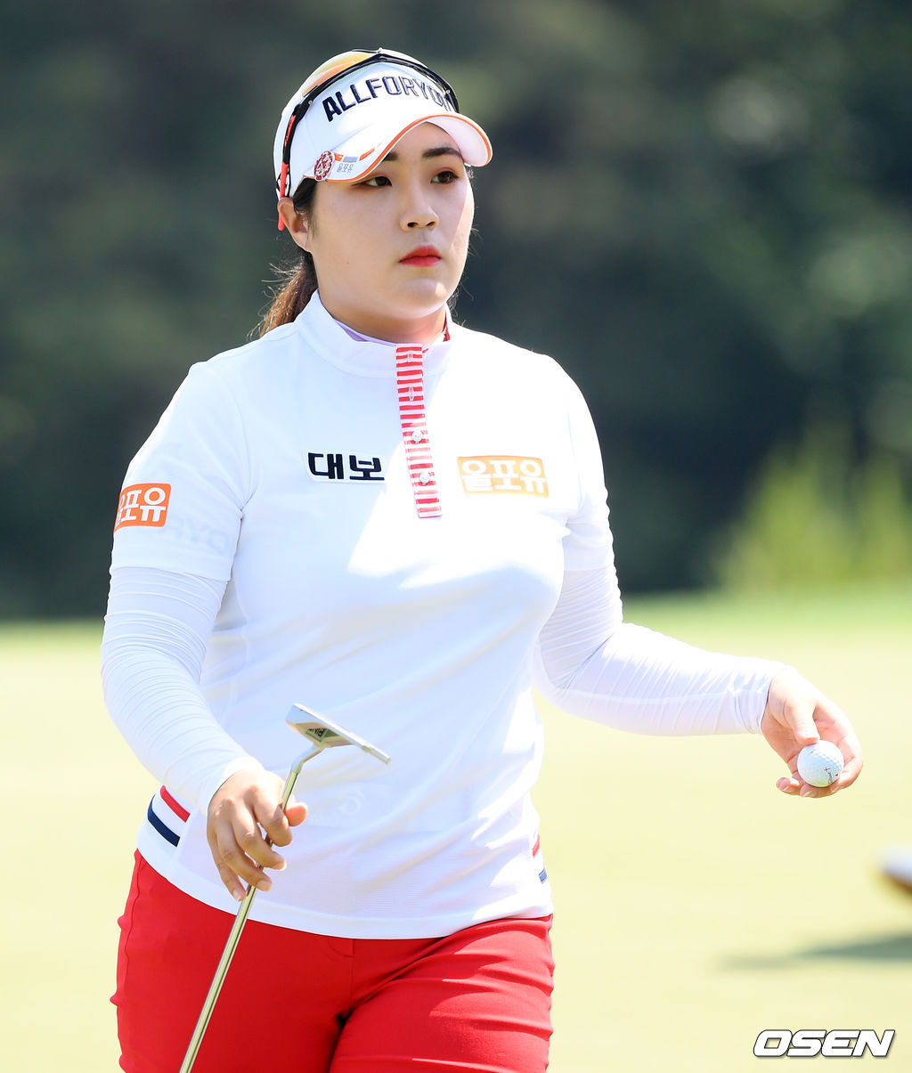 1번홀 파 기록한 임은빈이 홀아웃 하고 있다. / eastsea@osen.co.kr