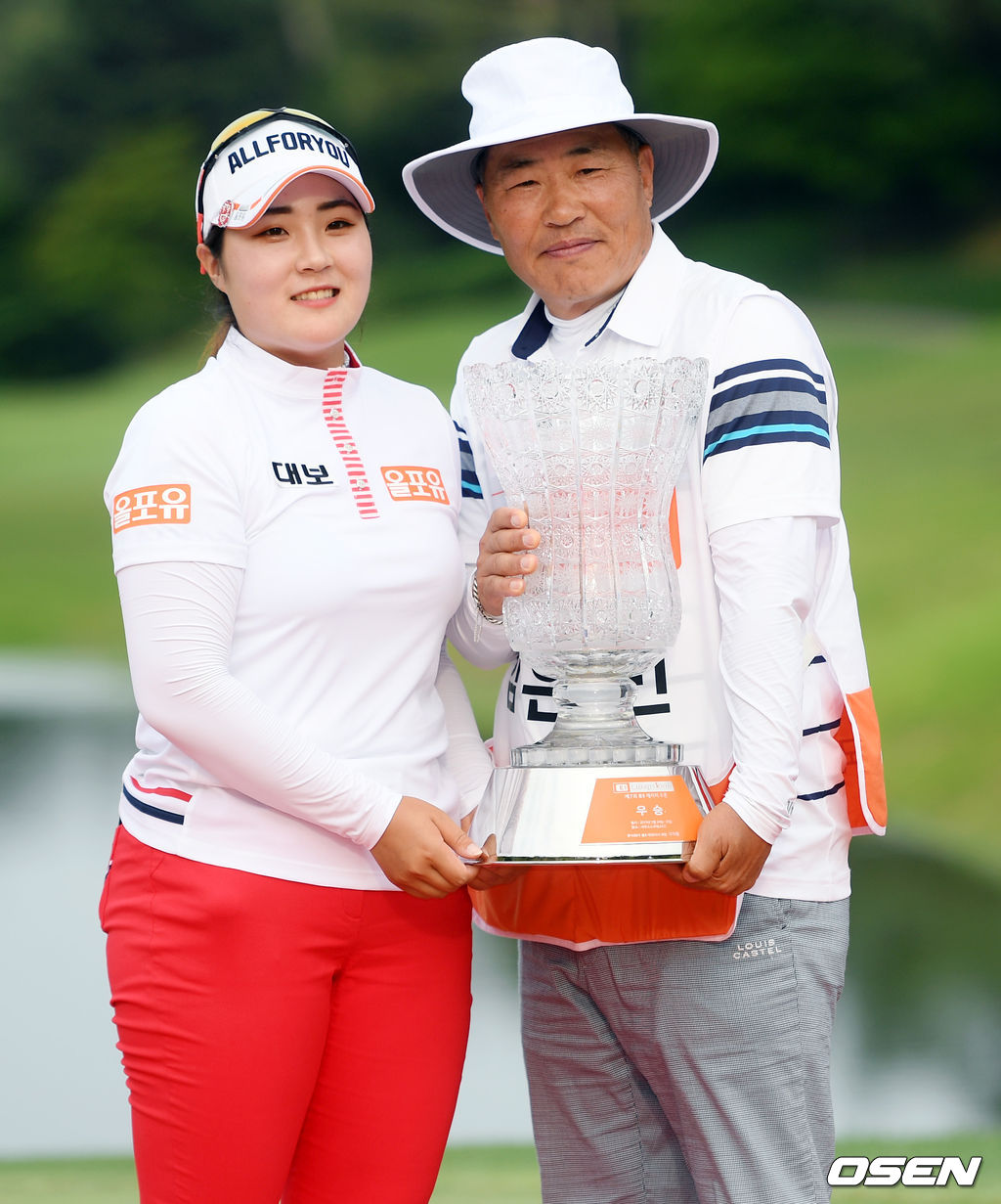 우승을 차지한 임은빈이 캐디 아버지와 우승컵을 들고 포즈를 취하고 있다. / eastsea@osen.co.kr
