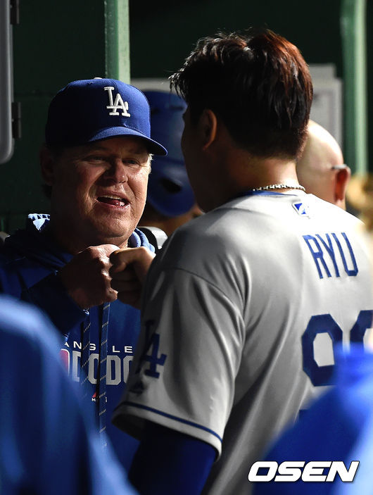 6회말 이닝을 마친 다저스 류현진이 허니컷 코치와 주먹을 맞대며 이야기를 나누고 있다./ soul1014@osen.co.kr