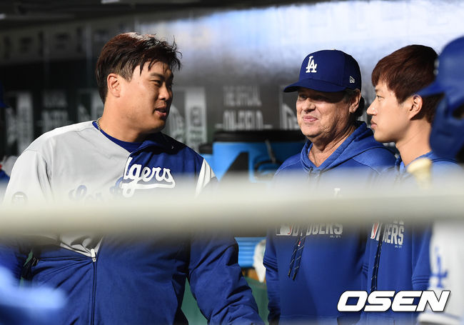 올 시즌 9경기에서 6승 1패 평균자책점 1.52를 기록하고 있는 류현진은 피츠버그를 상대로 시즌 7승에 도전한다.2K 삼자범퇴로 1회말을 마친 다저스 류현진이 허니컷 코치와 이야기를 나누고 있다./ soul1014@osen.co.kr